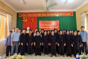 Lễ khai giảng lớp xoá mù chữ.