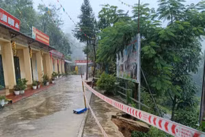 Trường Tiểu học Ca Thành, huyện Nguyên Bình bị sạt lở vào sát sân trường