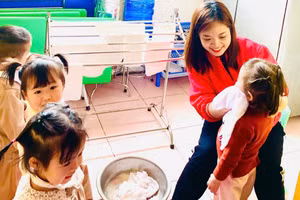 Giáo viên trường Mầm non Hương Sen, phường Trung Thành, TP Thái Nguyên vệ sinh cho trẻ hàng ngày.