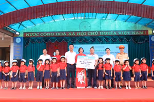 Trên 200 học sinh trường Tiểu học Nguyễn Huệ TP Thái Nguyên được tặng mũ bảo hiểm.