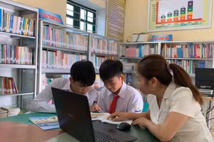 Cô Bùi Thị Lệ (Trường TH & THCS Tự Do, Phú Thọ) tuyên truyền cho học sinh về tác hại của thuốc lá.