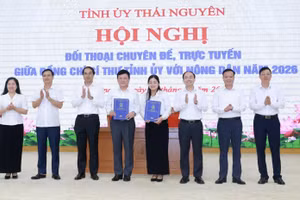 Đại diện lãnh đạo UBND tỉnh và Đại học Thái Nguyên ký kết văn bản ghi nhớ hợp tác về xây dựng Bản đồ phân vùng thích hợp đất đai cho sản xuất nông nghiệp và một số cây trồng chủ lực của tỉnh.