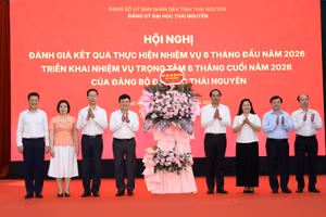 Lãnh đạo tỉnh Thái Nguyên tặng hoa chúc mừng Đảng bộ Đại học Thái Nguyên.