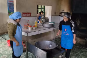 Trường mầm non Xuân Lạc nấu khoảng 200 suất ăn cho cho 5 điểm trường