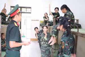 Chúng em học làm chiến sỹ là chương trình bổ ích dành cho các em học sinh vào mỗi dịp hè.