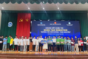 BTC trao giải thưởng cho các đội dự thi.