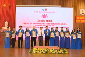 PGS.TS Hoàng Văn Hùng - Giám đốc Đại học Thái Nguyên cùng các “Thanh niên tiên tiến làm theo lời Bác”.