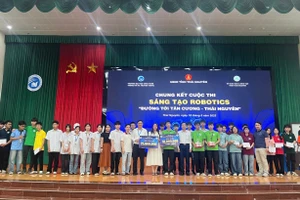 BTC trao giải thưởng cho các đội dự thi.