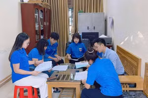 Các thầy cô trong nhóm "Gia sư áo xanh - tiếp sức mùa thi" trường THPT Phú Lương trao đổi các nội dung công việc.