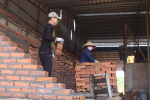 Các đơn vị trên địa bàn phường Quan Triều nỗ lực khắc phục sản xuất.