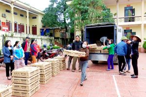 Hộ nghèo ở xã Tân Kim (Phú Bình) nhận gà giống hỗ trợ 
