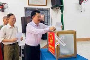 Cử tri huyện Định Hóa (Thái Nguyên) tham gia bỏ phiếu.