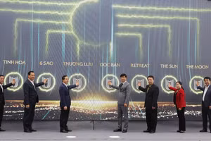 Các đại biểu ấn nút khởi công dự án.