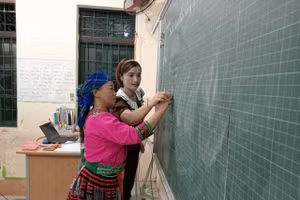 Cô Nguyễn Thị Hải, giáo viên Trường Tiểu học Bình Trung, xã Nghĩa Tá, tỉnh Thái Nguyên miệt mài hướng dẫn học viên viết chữ.