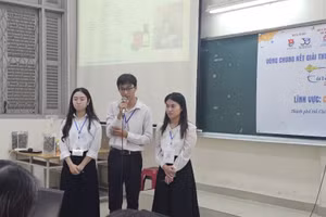 Sinh viên Nguyễn Công Dương (đứng giữa) thuyết trình đề tài nghiên cứu khoa học trước hội đồng đánh giá.