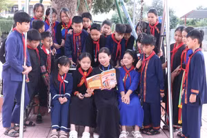 Bà Chu Thị Lan, Hiệu trưởng Trường PTDTNT THCS Đại Từ trò chuyện chia sẻ cùng các em học sinh.