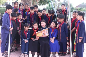 Bà Chu Thị Lan, Hiệu trưởng Trường PTDTNT THCS Đại Từ trò chuyện chia sẻ cùng các em học sinh.