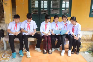 Học sinh Trường THCS Chợ Mới, tỉnh Bắc Kạn trao đổi bài.