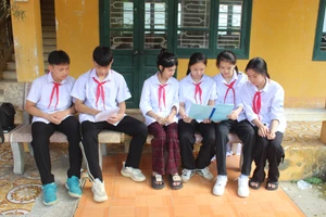 Học sinh Trường THCS Chợ Mới, tỉnh Bắc Kạn trao đổi bài.