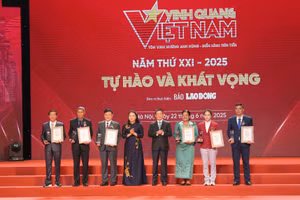 Ông Hồ Đức Phớc - Ủy viên Trung ương Đảng, Phó Thủ tướng Chính phủ và bà Nguyễn Thị Thu Hà - Ủy viên Trung ương Đảng, Phó Chủ tịch, Tổng Thư ký Ủy ban Trung ương Mặt trận Tổ quốc Việt Nam trao biểu trưng tới 6 nhân được vinh danh tại chương trình.