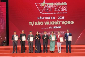 Ông Hồ Đức Phớc - Ủy viên Trung ương Đảng, Phó Thủ tướng Chính phủ và bà Nguyễn Thị Thu Hà - Ủy viên Trung ương Đảng, Phó Chủ tịch, Tổng Thư ký Ủy ban Trung ương Mặt trận Tổ quốc Việt Nam trao biểu trưng tới 6 nhân được vinh danh tại chương trình.