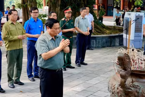 Thủ tướng Phạm Minh Chính dâng hương tưởng nhớ các Anh hùng liệt sĩ tại Thái Nguyên.