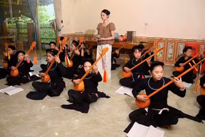 Lớp học hát then đàn tính thu hút nhiều học sinh tham gia.