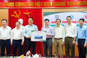 Lãnh đạo Đại học Thái Nguyên trao tặng sách cho Huyện Định Hoá.