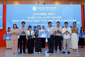 Giám đốc Đại học Thái Nguyên trao giải Nhất cho dự án.