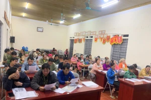 Lớp xoá mù chữ tại xóm Mỏ Chì sáng đèn mỗi tối.