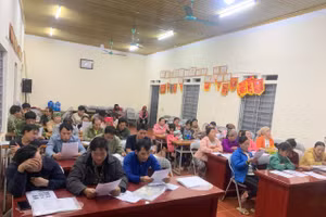 Lớp xoá mù chữ tại xóm Mỏ Chì sáng đèn mỗi tối.