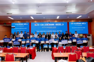 BTC trao giải thưởng cho các đội thi.