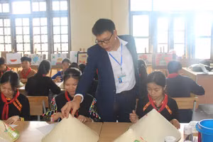 Thầy Trần Minh Thắng hướng dẫn học sinh vẽ nón lá.