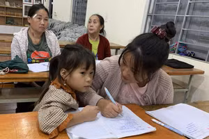 Chị Hồng Thị Hài, sinh năm 2001, người dân tộc Mông ở xã La Hiên, tỉnh Thái Nguyên ngày ngày đưa con cùng đến lớp học xoá mù chữ.