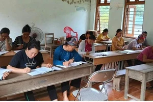 Lớp học xoá mù chữ được tổ chức ở thôn Phiêng Tạc, xã Bằng Thành, tỉnh Thái Nguyên.