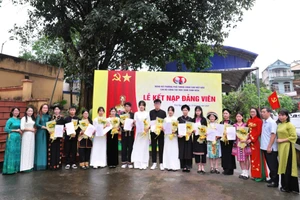 14 học sinh ưu tú của trường Phổ thông Vùng cao Việt Bắc vinh dự được kết nạp Đảng.