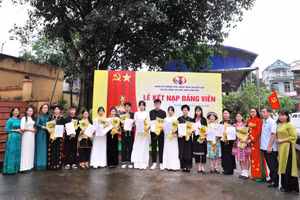 14 học sinh ưu tú của trường Phổ thông Vùng cao Việt Bắc vinh dự được kết nạp Đảng.