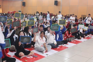 100 thí sinh tham gia cuộc thi “Rung chuông vàng tìm hiểu văn hóa Việt – Trung”.