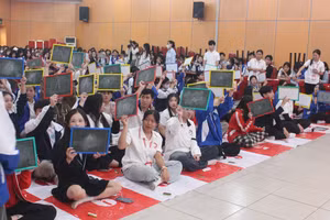 100 thí sinh tham gia cuộc thi “Rung chuông vàng tìm hiểu văn hóa Việt – Trung”.