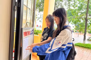 Học sinh Trường THPT Phú Bình tham gia thi thử tại trường.