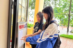 Học sinh Trường THPT Phú Bình tham gia thi thử tại trường.