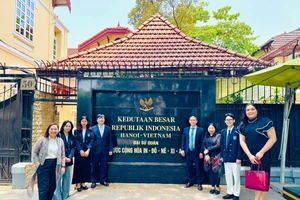 Lãnh đạo Khoa Quốc tế cùng sinh viên thăm và làm việc tại Đại sứ quán nước Cộng hòa Indonesia.