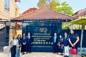 Lãnh đạo Khoa Quốc tế cùng sinh viên thăm và làm việc tại Đại sứ quán nước Cộng hòa Indonesia.