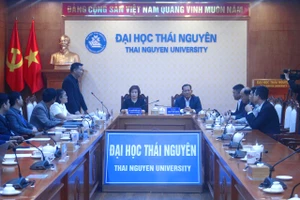 Đại diện Công ty Star Telecom làm việc với Đại học Thái Nguyên.