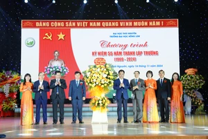 Bí thư Tỉnh uỷ Thái Nguyên Trịnh Việt Hùng cùng lãnh đạo tỉnh Thái Nguyên tặng hoa chúc mừng trường Đại học Nông Lâm