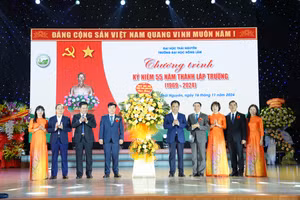 Bí thư Tỉnh uỷ Thái Nguyên Trịnh Việt Hùng cùng lãnh đạo tỉnh Thái Nguyên tặng hoa chúc mừng trường Đại học Nông Lâm