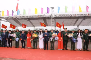 Bí thư Tỉnh uỷ Thái Nguyên Trịnh Việt Hùng và các đại biểu tặng hoa động viên các tân binh.