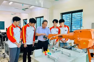 Sinh viên trường Đại học Kỹ thuật Công nghiệp được sử dụng các trang thiết bị hiện đại trong học tập và nghiên cứu khoa học.