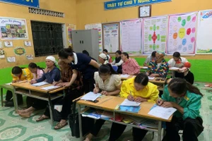 Lớp xoá mù chữ thôn Khuổi Khí, giai đoạn 2, do cô giáo Hoàng Thị Thiệp, giáo viên Trường PT DTBT Tiểu học Bằng Thành 1, xã Bằng Thành, tỉnh Thái Nguyên trực tiếp phụ trách.