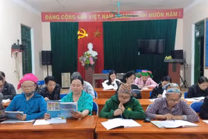 Học viên tích cực tham gia lớp xoá mù chữ.